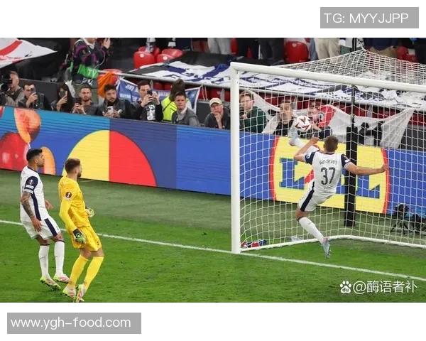 足球明星在比赛中泪洒赛场感人瞬间视频引发球迷热议与共鸣 足球明星在比赛中泪洒赛场感人瞬间视频引发球迷热议与共鸣