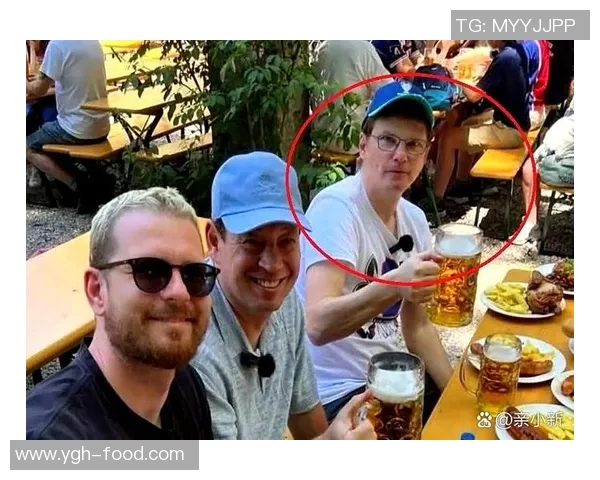 足球明星与啤酒杯的完美结合展现运动与休闲的魅力 足球明星与啤酒杯的完美结合展现运动与休闲的魅力
